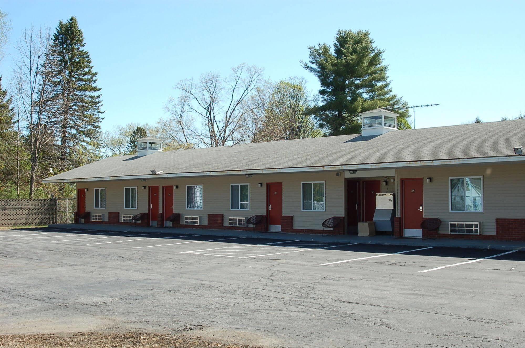 Budgetel Inn Glens Falls-Lake George-Saratoga Exterior photo