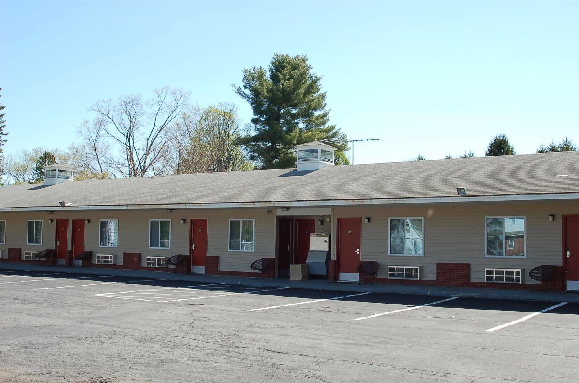 Budgetel Inn Glens Falls-Lake George-Saratoga Exterior photo