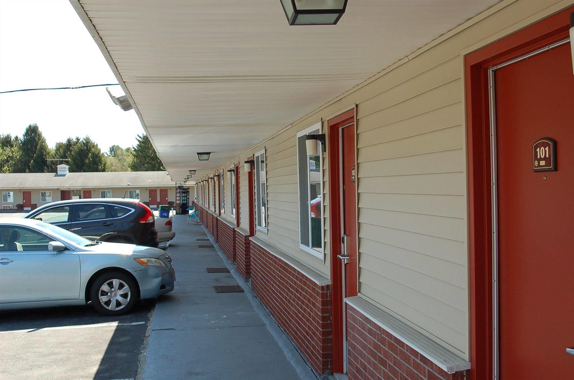 Budgetel Inn Glens Falls-Lake George-Saratoga Exterior photo