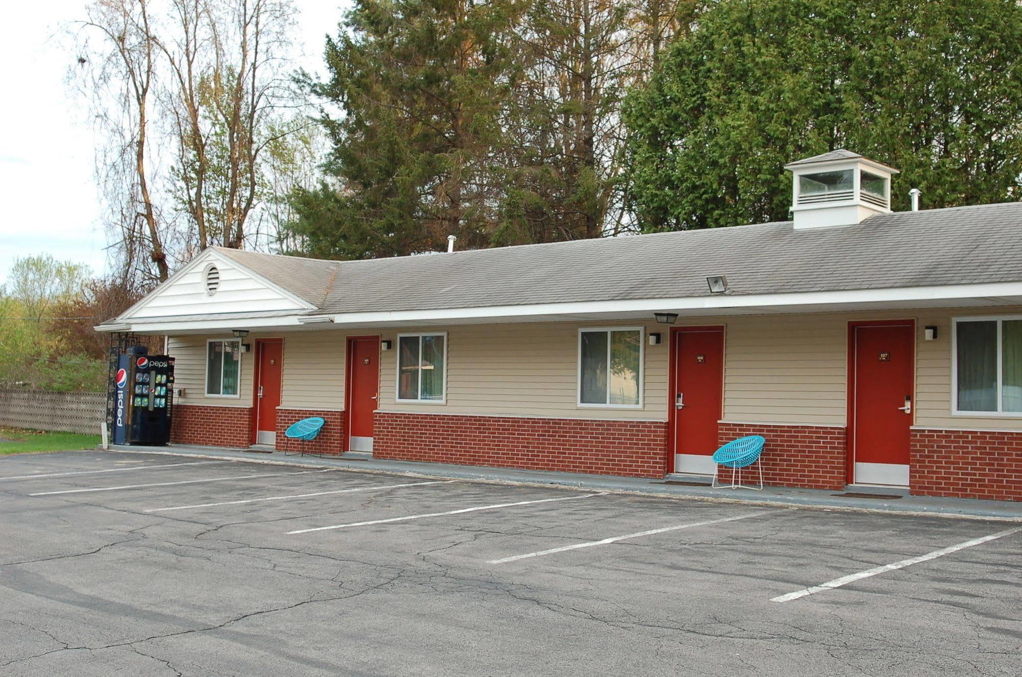 Budgetel Inn Glens Falls-Lake George-Saratoga Exterior photo